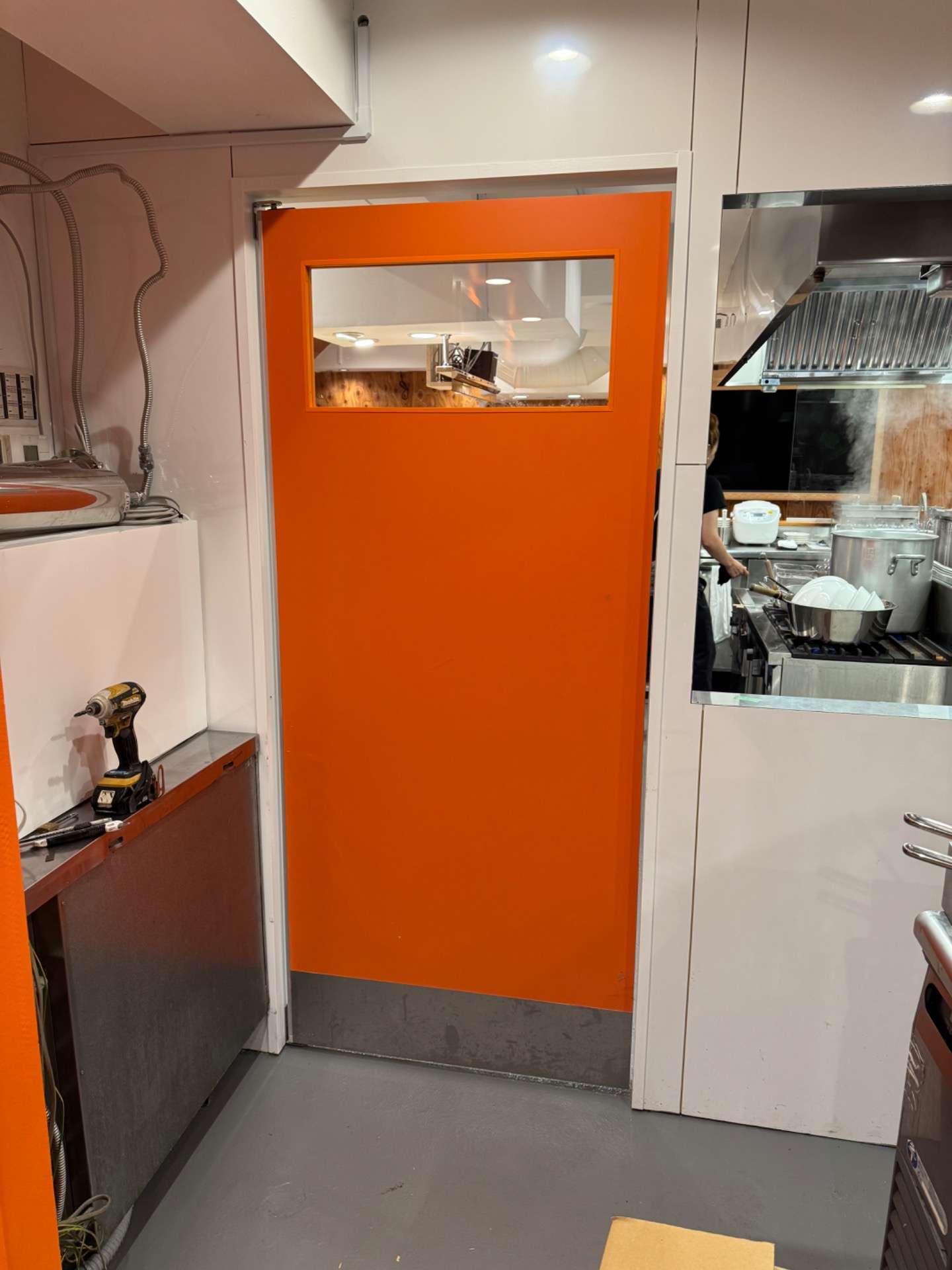 ラーメン屋さんの厨房にスイングドアを設置