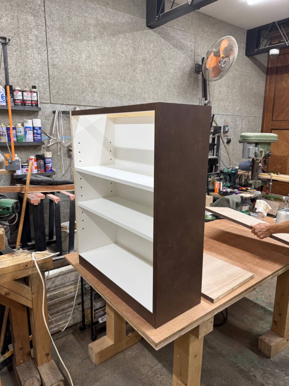 食器棚(店舗)の製作を行っています