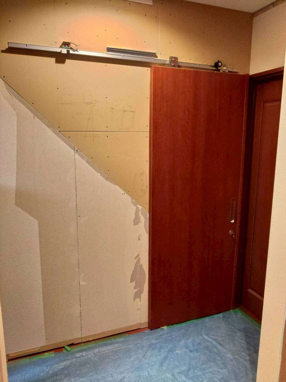 上吊り式引き戸取付しました